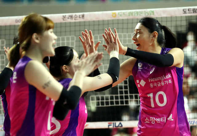 25일 인천 삼산월드체육관에서 열린 여자프로배구 흥국생명 핑크스파이더스와 페퍼저축은행 AI PEPPERS 배구단의 경기. 3세트 흥국생명 김연경이 동료의 득점에 기뻐하고 있다. 연합뉴스