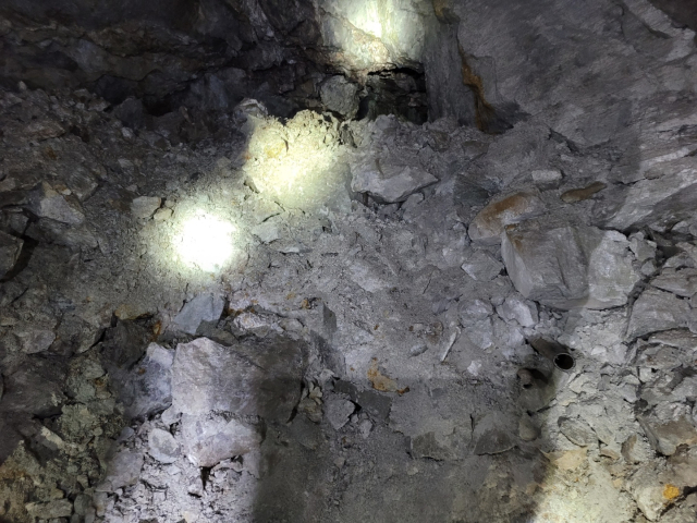 경북 봉화군에서 광산 매몰 사고로 작업자 2명이 고립된 지 나흘째인 29일 오전 작업자 조장 박씨의 아들(42)이 업체 관계자들과 구출 진입로 지하 140m, 수평 거리 45m 지점에서 촬영한 사진. 연합뉴스