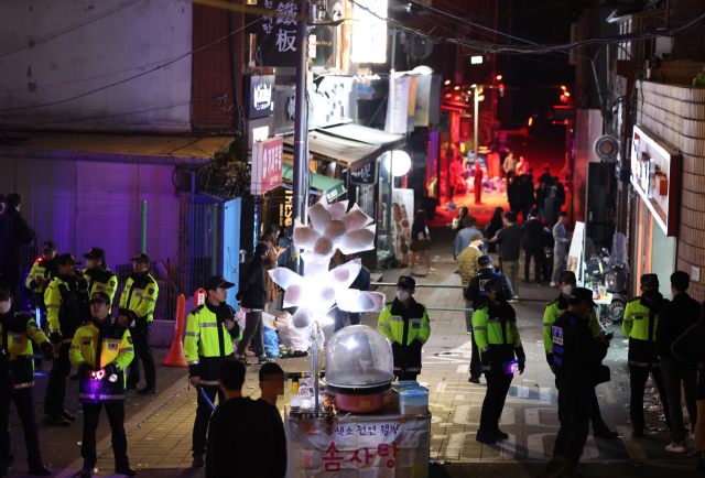 경찰이 30일 오전 서울 용산구 이태원 핼러윈 인명사고 현장을 통제하고 있다. 연합뉴스