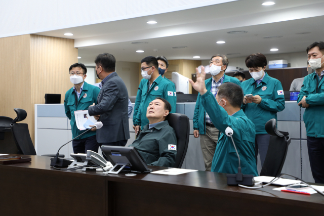 윤석열 대통령이 30일 오전 서울 용산 대통령실 청사 국가위기관리센터에서 열린 이태원 핼러윈 인명사고 긴급상황점검회의에 참석, 보고받고 있다. 연합뉴스