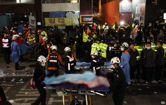 지난 29일 발생한 서울 용산구 이태원 핼러윈 인명사고 현장에서 부상자가 병원으로 후송되고 있다. 연합뉴스