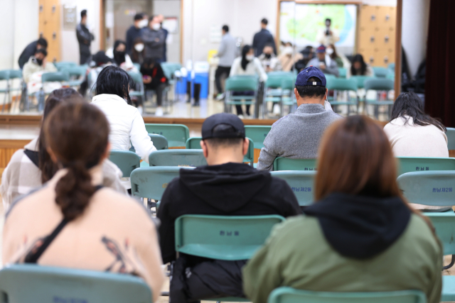 30일 시민들이 서울 용산구 한남동 주민센터에서 이태원 핼러윈 인명사고 관련 실종자 접수를 하고 대기하고 있다. 연합뉴스