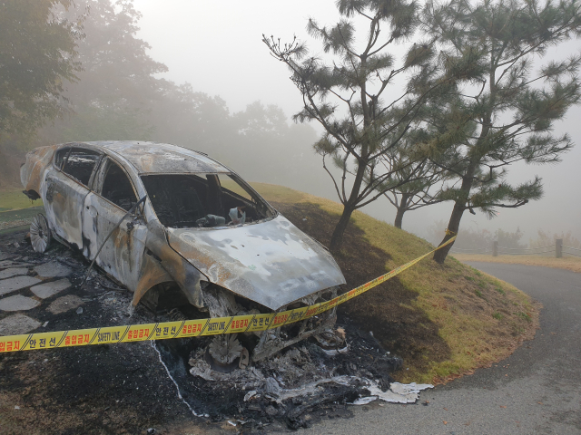 경북 의성군 한 골프장 내 불에 탄 차량. 이현주 기자
