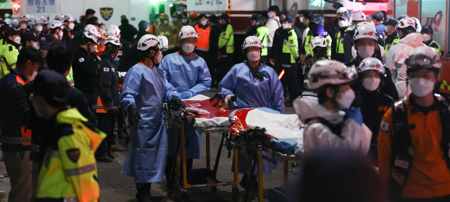 30일 오전 서울 용산구 이태원 인명사고 현장에서 의료진들이 부상자·사망자 수송을 위해 대기하고 있다. 연합뉴스