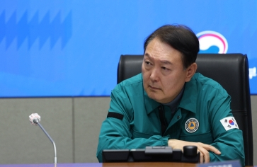 윤석열 대통령이 이태원 핼러윈 인명사고 관련 30일 오전 서울 세종로 정부서울청사 중앙재난안전상황실에서 긴급 상황점검회의를 주재하고 있다. 연합뉴스