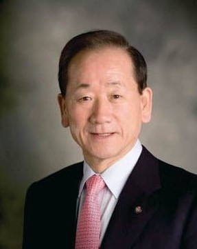 양동초교 총동창회에서 오랜 세월 헌신적인 활동을 해온 이동건(84) 고문