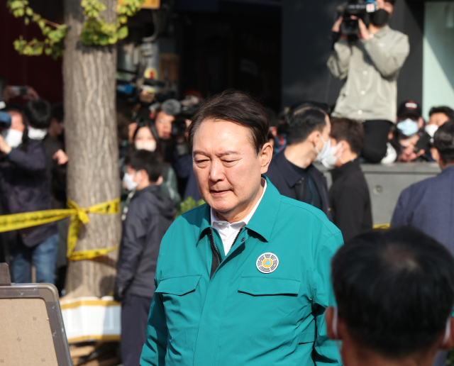 윤석열 대통령이 지난 30일 오전 서울 용산 이태원 참사 현장을 방문하고 있다. 연합뉴스