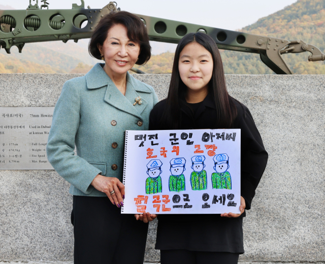 6·25전쟁 다부동 전투 영웅 고 백선엽 장군 장녀 백남희 씨와 호국소녀 유아진 양이 다부동전적기념관에서 사진을 찍으며 칠곡군 대구 군부대 유치를 응원하고 있다. 칠곡군 제공