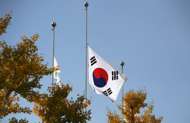 윤석열 대통령이 30일 이태원 압사 참사와 관련해 발표한 담화에서 사고수습이 마무리될 때까지 국가 애도 기간으로 정함에 따라 광주광역시청에 조기가 게양됐다. 연합뉴스
