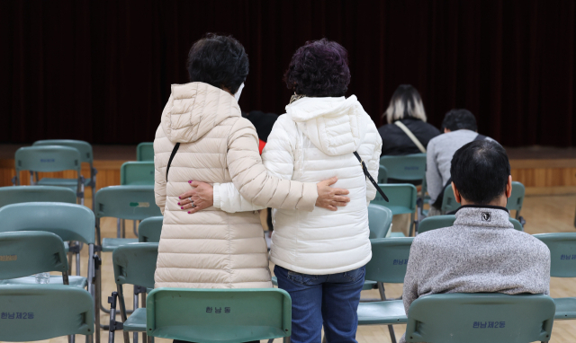 30일 오전 서울 용산구 한남동주민센터에서 이태원 압사 사고 관련 실종자 접수를 마친 가족과 관계자들이 대기하고 있다. 연합뉴스