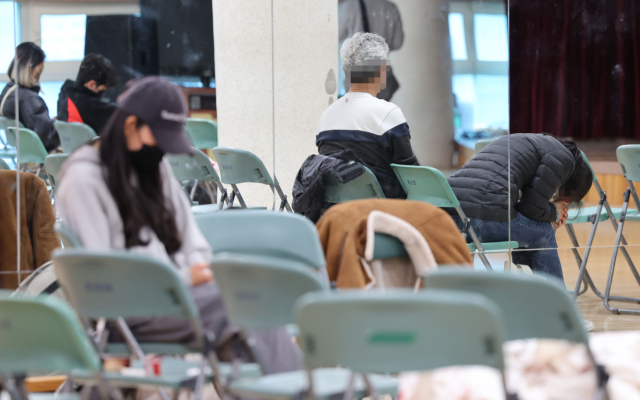 30일 오전 서울 용산구 한남동주민센터에서 이태원 압사 사고 관련 실종자 접수를 마친 가족과 관계자들이 대기하고 있다. 연합뉴스
