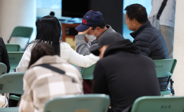 30일 오전 서울 용산구 한남동주민센터에서 이태원 압사 사고 관련 실종자 접수를 마친 가족과 관계자들이 대기하고 있다. 연합뉴스