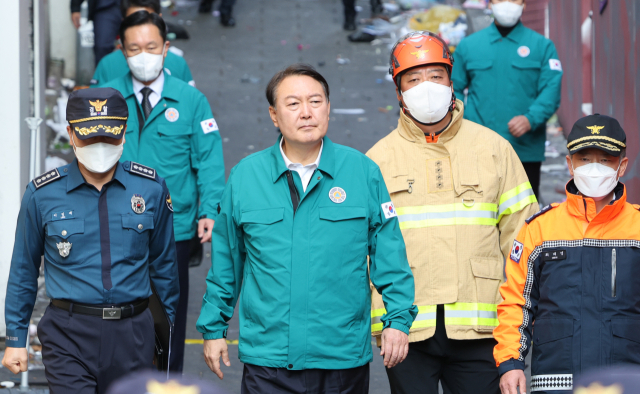 윤석열 대통령이 30일 이태원 압사 사고 현장을 둘러보고 있다. 연합뉴스