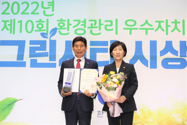 그린시티 수상,왼쪽부터 이태훈 달서구청장, 한화진 환경부 장관