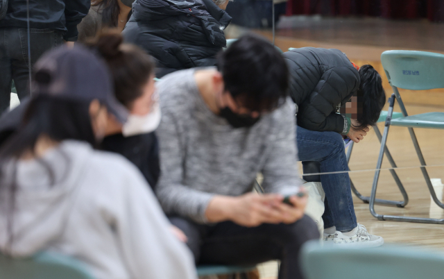 30일 오전 서울 용산구 한남동주민센터에서 이태원 압사 사고 관련 실종자 접수를 마친 가족과 관계자들이 대기하고 있다. 연합뉴스