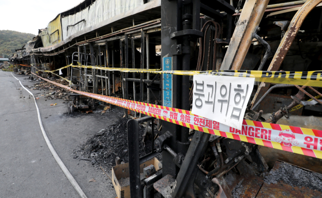 지난 10월 30일 대구 북구 매천시장 농산A동 화재 현장에 붕괴위험 경고문이 붙어있는 모습. 매일신문 DB