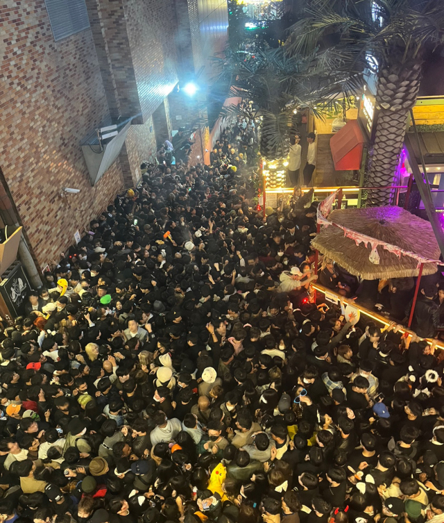 29일 밤 서울 용산구 이태원동 해밀톤 호텔 부근 도로에 시민들이 몰려 있다. 이날 핼러윈 행사 중 인파가 넘어지면서 다수 사상자가 발생했다. 연합뉴스