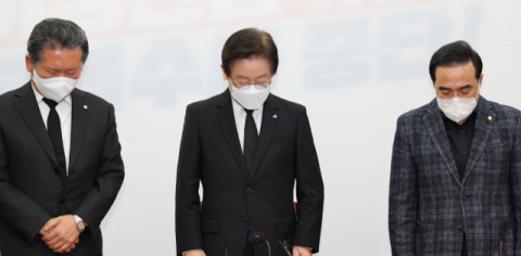 더불어민주당 이재명 대표와 지도부가 30일 국회 당 대표 회의실에서 긴급 최고위원 회의를 마치고 