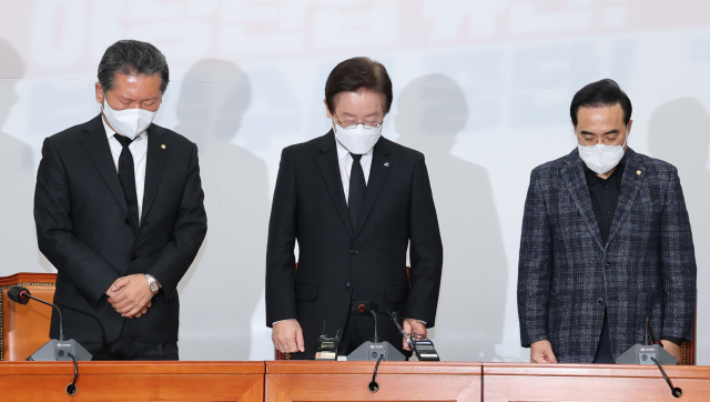 더불어민주당 이재명 대표와 지도부가 30일 서울 여의도 국회 당대표회의실에서 긴급 최고위원 회의를 마치고 