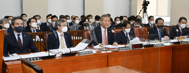 이상민 행정안전부 장관이 24일 국회에서 열린 행정안전위원회 국정감사에서 질의에 답변하고 있다. 연합뉴스