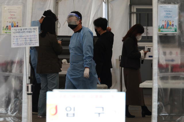 코로나19 유행이 반등 조짐을 보이는 가운데 28일 오후 서울역 임시선별검사소에서 시민들이 검사 순서를 기다리고 있다. 연합뉴스