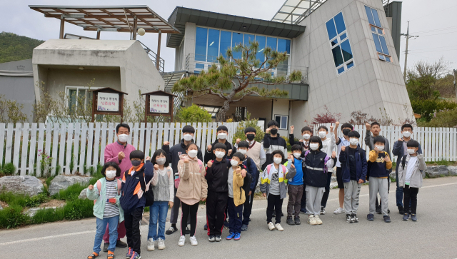 인구감소와 지방소멸을 막는 대안으로 떠오른 청량산풍경원 농촌유학센터 앞에서 유학온 학생들이 파이팅을 외치고 있다. 봉화군 제공