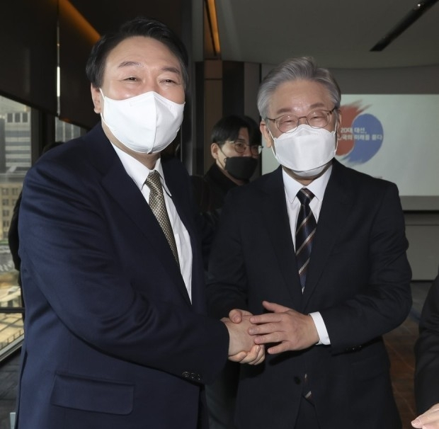 2021년 11월 대선 후보 당시 만났던 윤석열 대통령과 이재명 더불어민주당 대표. 연합뉴스