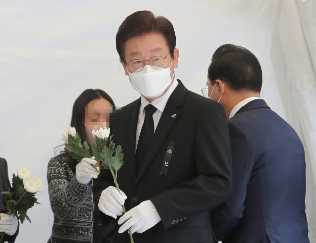 더불어민주당 이재명 대표가 31일 오전 서울 용산구 녹사평역광장에 마련된 이태원 사고 사망자 합동분향소에서 조문하고 있다. 연합뉴스