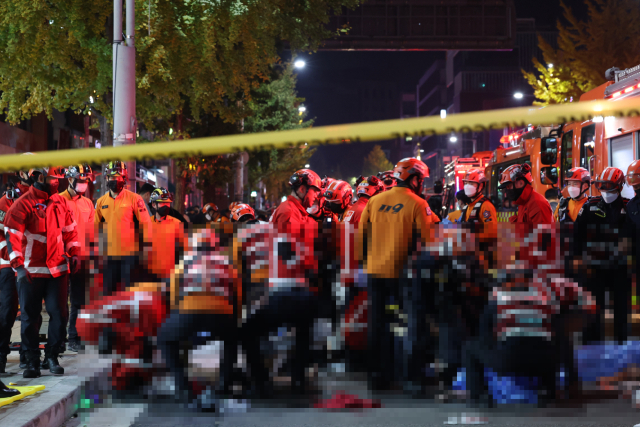 지난 10월 29일 오후 서울 용산구 이태원동 일대에 핼러윈을 맞아 인파가 몰려 사고가 발생, 소방대원들이 구조활동을 하고 있다. 연합뉴스