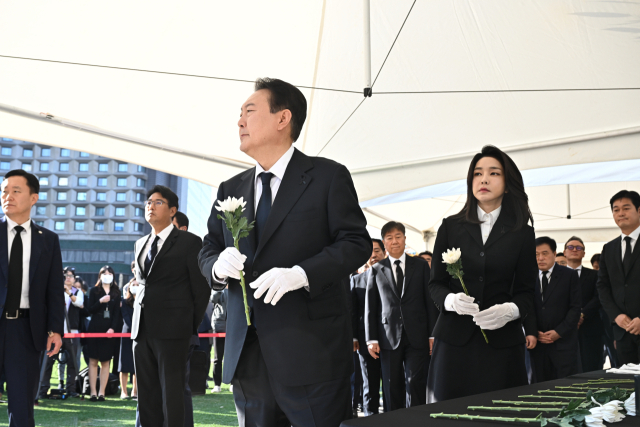 윤석열 대통령과 김건희 여사가 지난 10월 31일 오전 서울광장에 마련된 이태원 사고 사망자 합동분향소를 방문, 조문을 위해 이동하고 있다. 연합뉴스