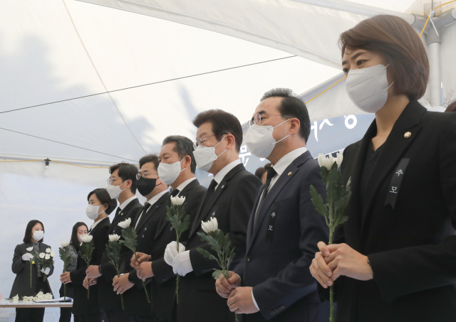 더불어민주당 이재명 대표와 당직자들이 31일 오전 서울 용산구 녹사평역광장에 마련된 이태원 사고 사망자 합동분향소에서 조문하고 있다. 연합뉴스