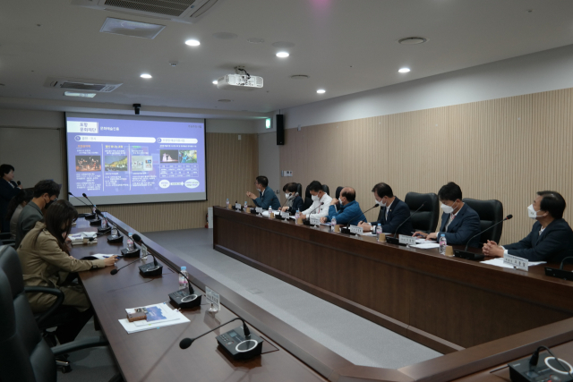 칠곡군의회 행정복지위 위원들이 포항시 문화재단 관계자로부터 설명을 듣고 있다. 칠곡군의회 제공