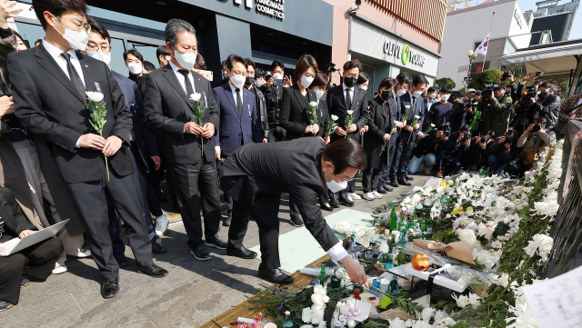 더불어민주당 이재명 대표와 당직자들이 31일 오전 서울 용산구 지하철 6호선 이태원역 1번 출구 앞에 마련된