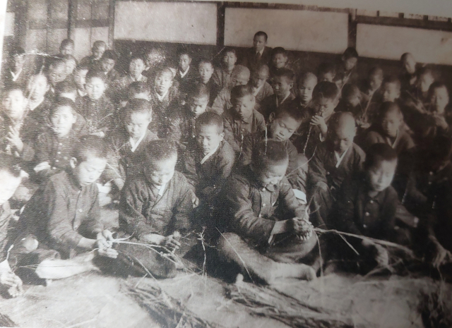 1941년 양동초교 새끼꼬기 대회. 앙동초교 총동창회 제공