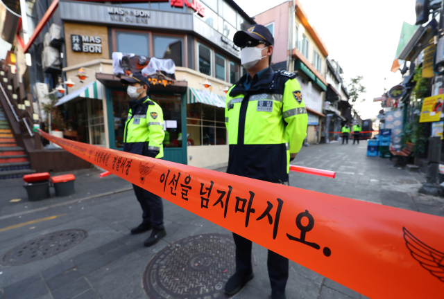 31일 오전 경찰 관계자들이 서울 용산구 이태원 세계음식문화거리 출입을 통제하고 있다. 연합뉴스