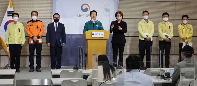 김성호 행정안전부 재난안전관리본부장(왼쪽 네번째)이 31일 오전 세종시 정부세종청사에서 경찰청, 소방청, 복지부 등 배석자들과