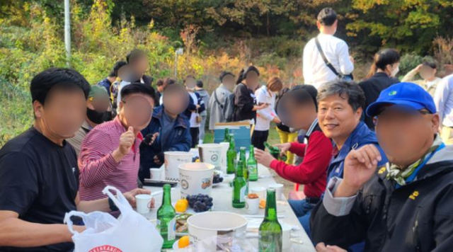 서영석 더불어민주당 의원이 지난 30일 경기 파주시의 한 저수지에서 시도의원들과 족구 후 술자리를 갖고 있다. 독자 제공