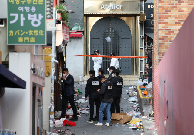 31일 오후 서울 용산구 이태원에서 국립과학수사연구원 및 경찰 관계자 등이 