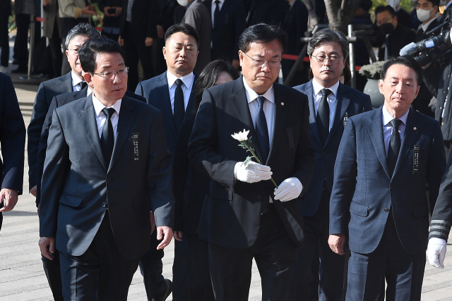 국민의힘 정진석 비상대책위원장과 당 관계자들이 31일 서울 중구 서울광장에 마련된 이태원 참사 합동분향소에서 희생자들을 추모하기 위해 입장하고 있다. 연합뉴스