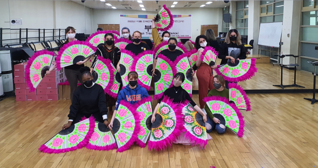 지난 29일 대구학생문화센터에서 한국전통예술체험교실 프로그램에 참여한 원어민 교사들이 부채춤을 추고 있다. 대구시교육청 제공
