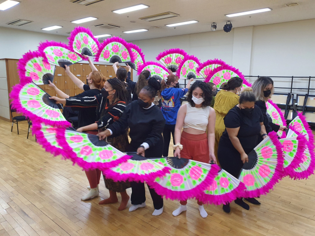 지난 29일 대구학생문화센터에서 한국전통예술체험교실 프로그램에 참여한 원어민 교사들이 부채춤을 추고 있다. 대구시교육청 제공