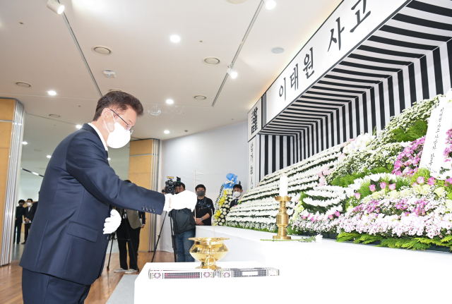 이철우 경북도지사와 도 관계자들이 31일 경북도청 동락관에 마련한 이태원 참사 희생자 합동분향소에서 조문하고 있다. 경북도 제공