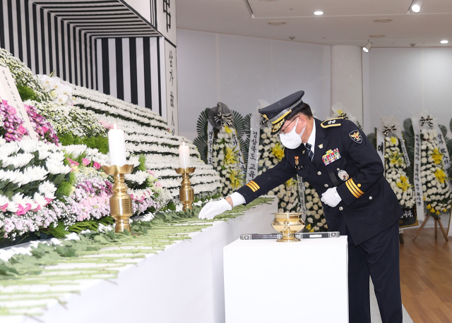최종문 경북경찰청장과 하원호 공공안전부장, 김동욱 자치경찰부장 등 경북청 간부급 15명은 31일 오후 4시쯤 경북도청 동락관에 마련된 도민합동분향소를 찾아 