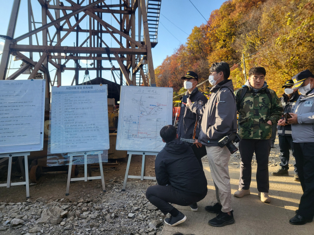 31일 오후 소방당국이 봉화 아연 광산과 관련, 진행상황을 브리핑을 하고 있다. 윤영민 기자