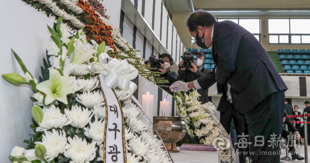 31일 오후 대구 달서구 두류공원 안병근올림픽기념유도관에 마련된 이태원 사고 사망자 합동분향소를 찾은 홍준표 대구시장이 분향하고 있다. 안성완 기자 asw0727@imaeil.com