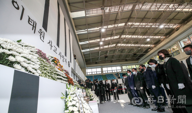 31일 오후 대구 달서구 두류공원 안병근올림픽기념유도관에 마련된 이태원 사고 사망자 합동분향소를 찾은 홍준표 대구시장, 이만규 대구시의회 의장, 양금희 의원, 이인선 의원 등이 헌화 후 묵념을 하고 있다. 안성완 기자 asw0727@imaeil.com