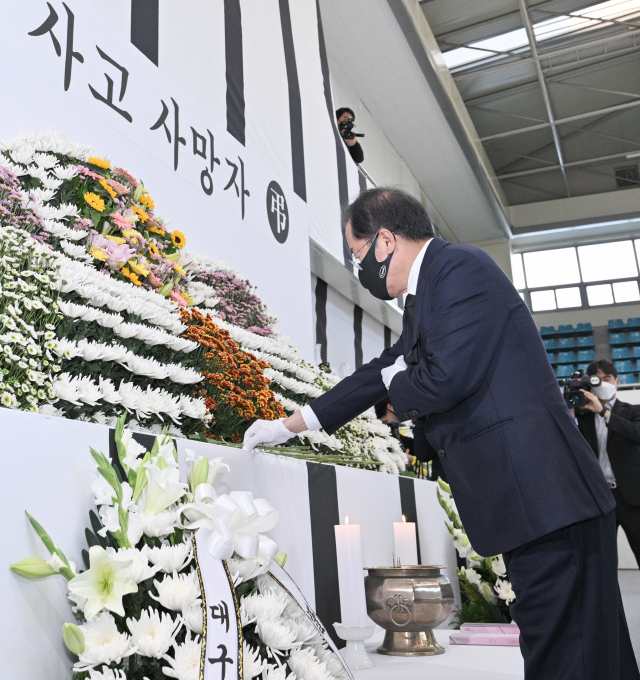 홍준표 대구시장은 31일 오후 4시 안병근올림픽기념유도관에 차려진 이태원 사고 사망자 합동분향소를 방문해 헌화했다. 대구시 제공