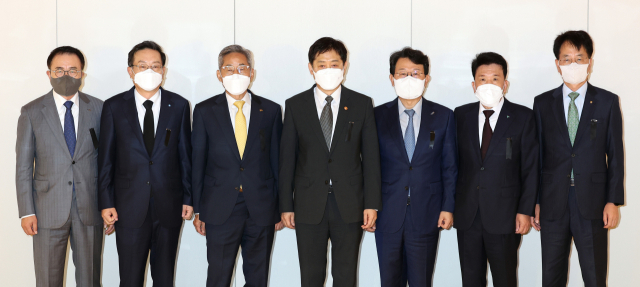 김주현 금융위원장이 1일 오전 서울 중구 은행연합회관에서 5대 금융지주 회장들과 간담회에 앞서 기념촬영을 하고 있다. KB금융 등 5대 금융지주는 최근 자금 시장 경색을 풀기 위해 올해 연말까지 95조원 규모의 유동성 및 자금 지원에 나서기로 했다. 연합뉴스