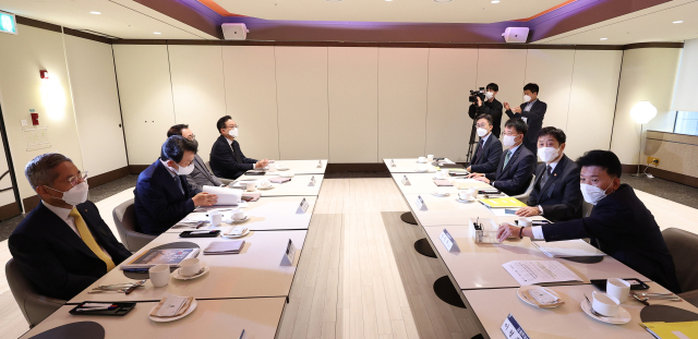 김주현 금융위원장이 1일 오전 서울 중구 은행연합회관에서 5대 금융지주 회장들과 간담회를 하고 있다. KB금융 등 5대 금융지주는 최근 자금 시장 경색을 풀기 위해 올해 연말까지 95조원 규모의 유동성 및 자금 지원에 나서기로 했다. 연합뉴스