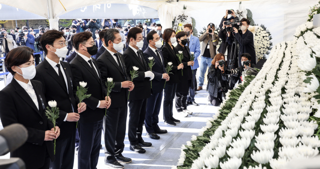 더불어민주당 이재명 대표와 최고위원들이 31일 서울 용산구 녹사평 광장에 마련된 이태원 사고 사망자 합동분향소를 찾아 조문하고 있다. 연합뉴스